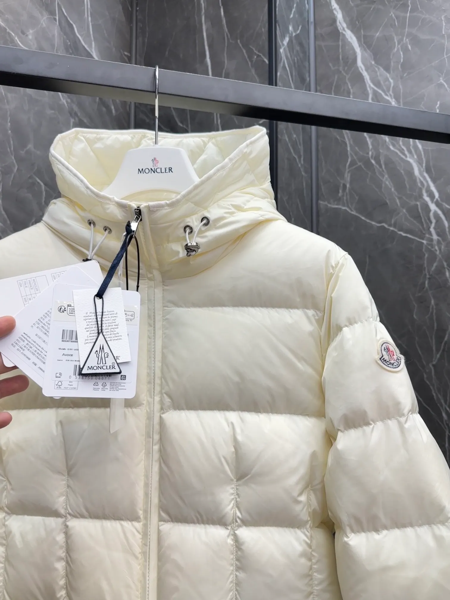 ⬆️Moncler Avoce .⚠️ , . . . , , NFC . 🎁 Avoce ， Series 。 Avoce ， Moncler Series 。 ， longue saison ， 。 • •Longue saison • • • • • • Size : 1-4 Black White D 6460098500